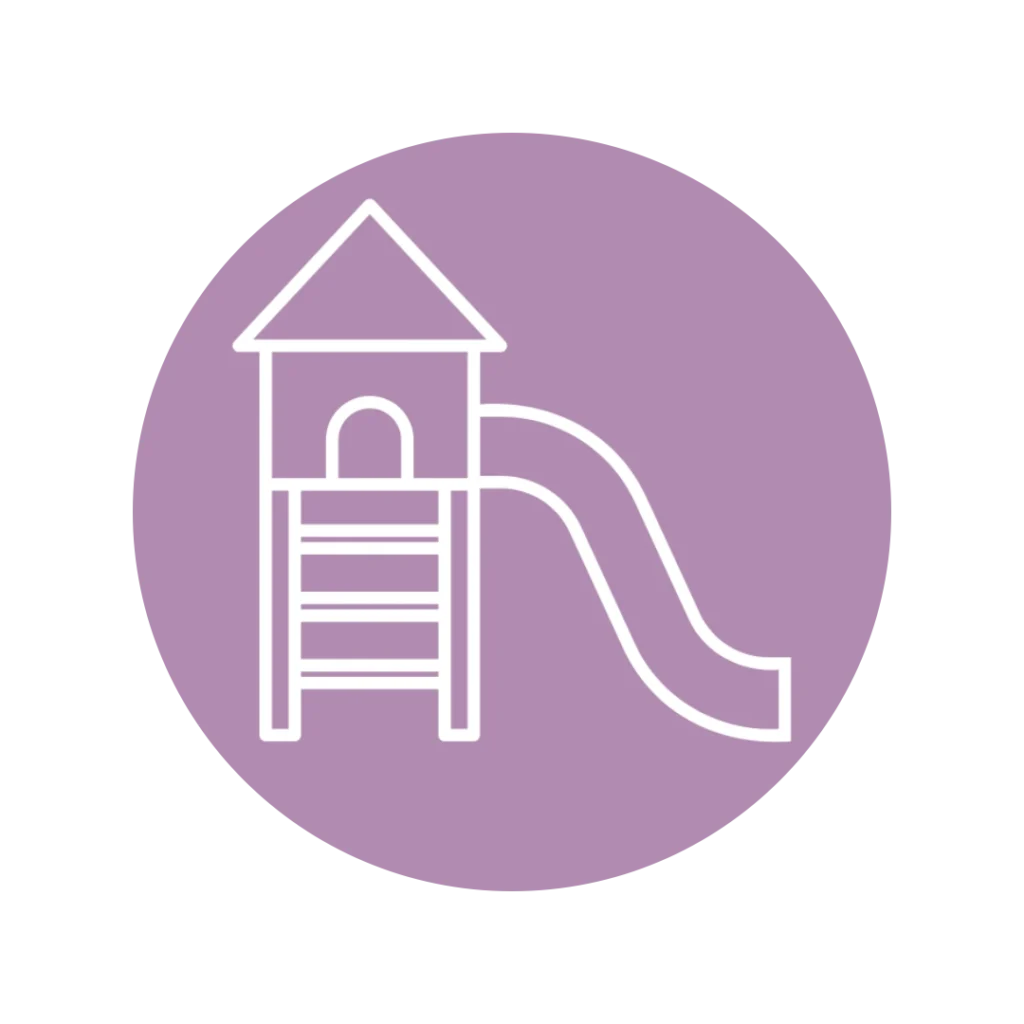 Das Bild zeigt in einem zart-violetten Kreis ein weißes Symbol für Spielplatz als Strichgrafik (kleiner Turm mit Rutsche).