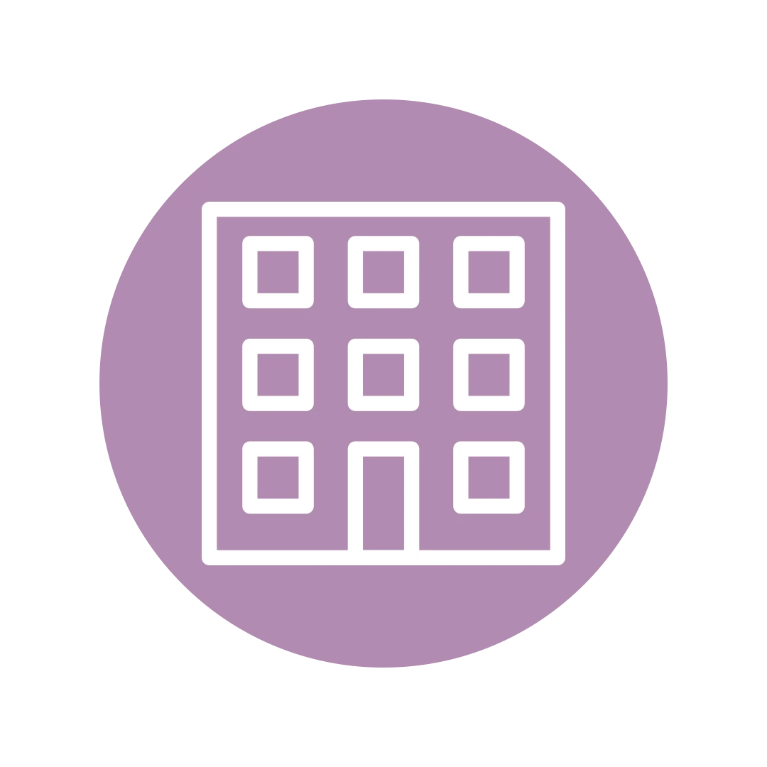 Das Bild zeigt in einem zart-violetten Kreis ein weißes Symbol für ein größeres Gebäude mit einer Tür in der Mitte und mehreren Fenstern als Strichgrafik.