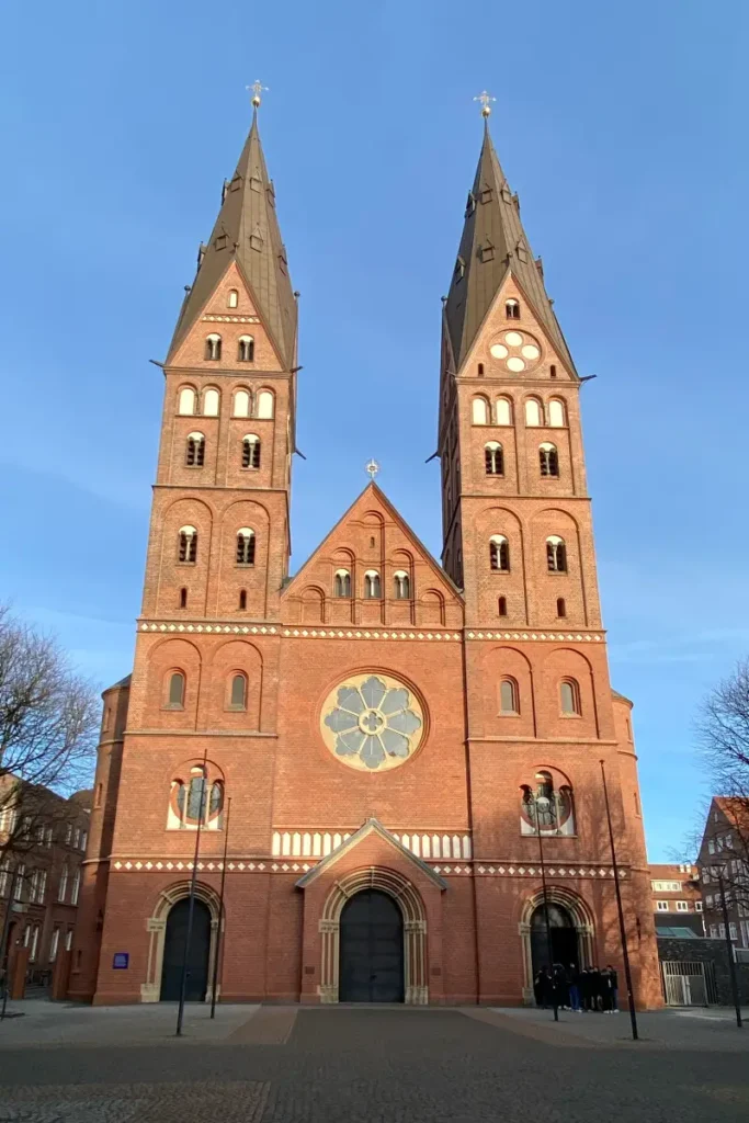 Das Bild zeigt vor blauem Himmel die beiden Türme des St. Marien-Doms in Hamburg-St. Georg.