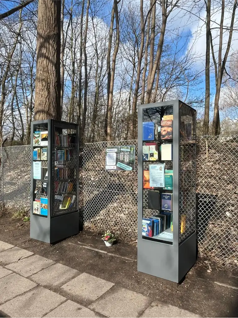 Das Bild zeigt die beiden BücherboxX Uhlenhorst, die in der Averhoffstraße stehen.
